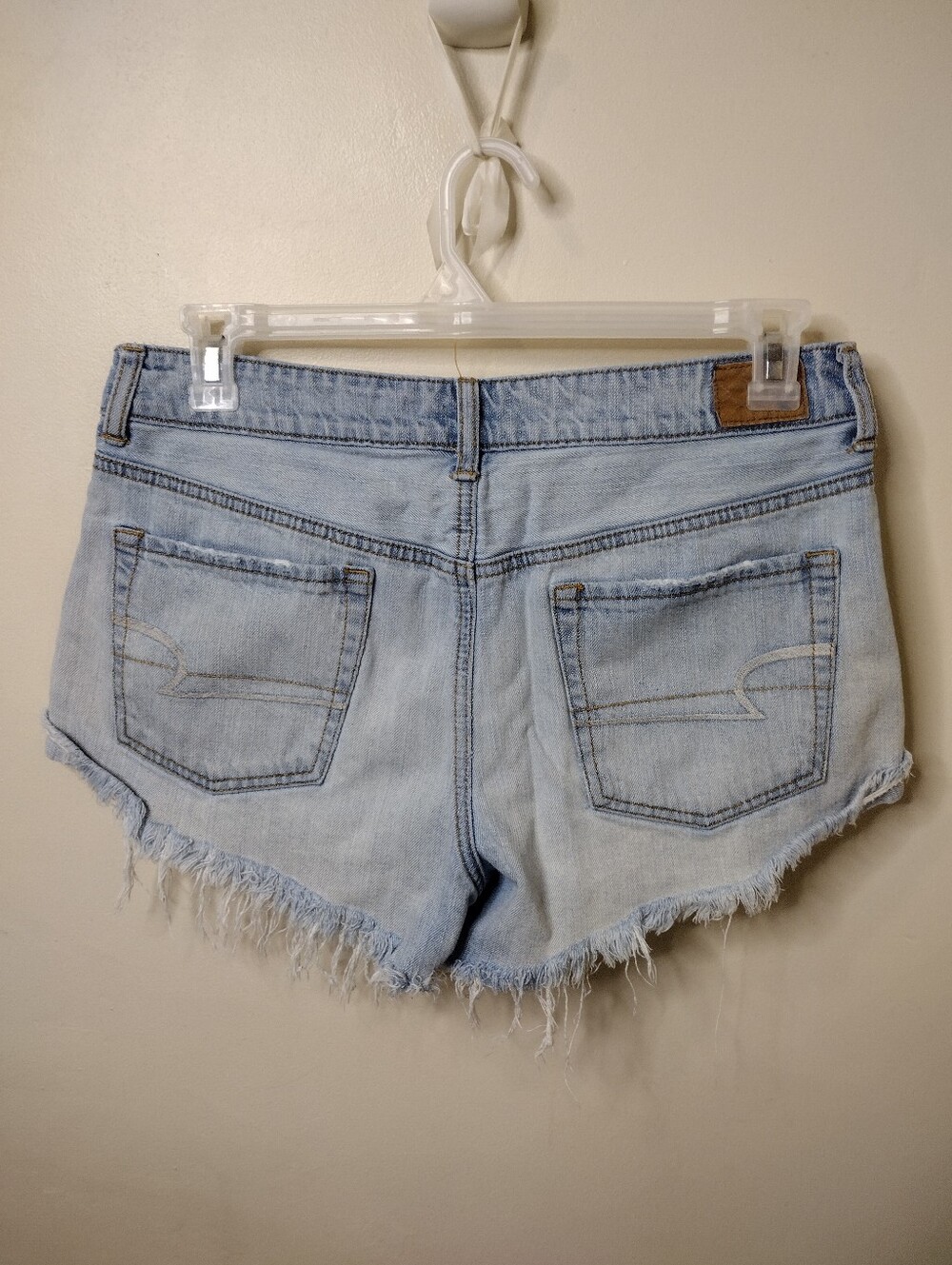 American Eagle 2016 Light Wash Feather Embroidered Distressed Denim Booty Short - Picture 2 of 7